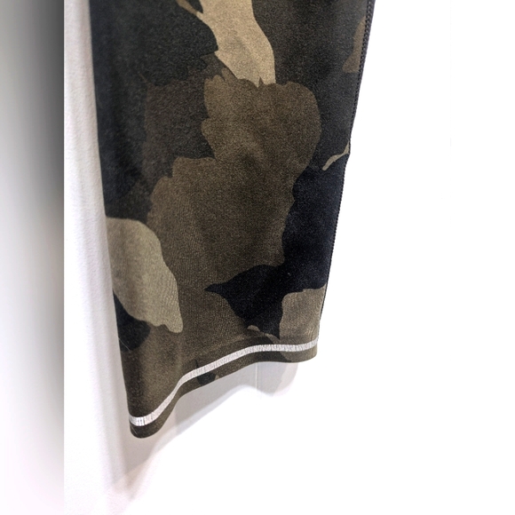 Athleta Lightening Camo 7/8 Tight Size Small Reflective Running - Picture 3 of 8